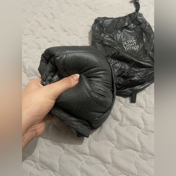 UniQlo Ultra Light DOWN FEATHER(50gram weight total) - Picture 11 of 16